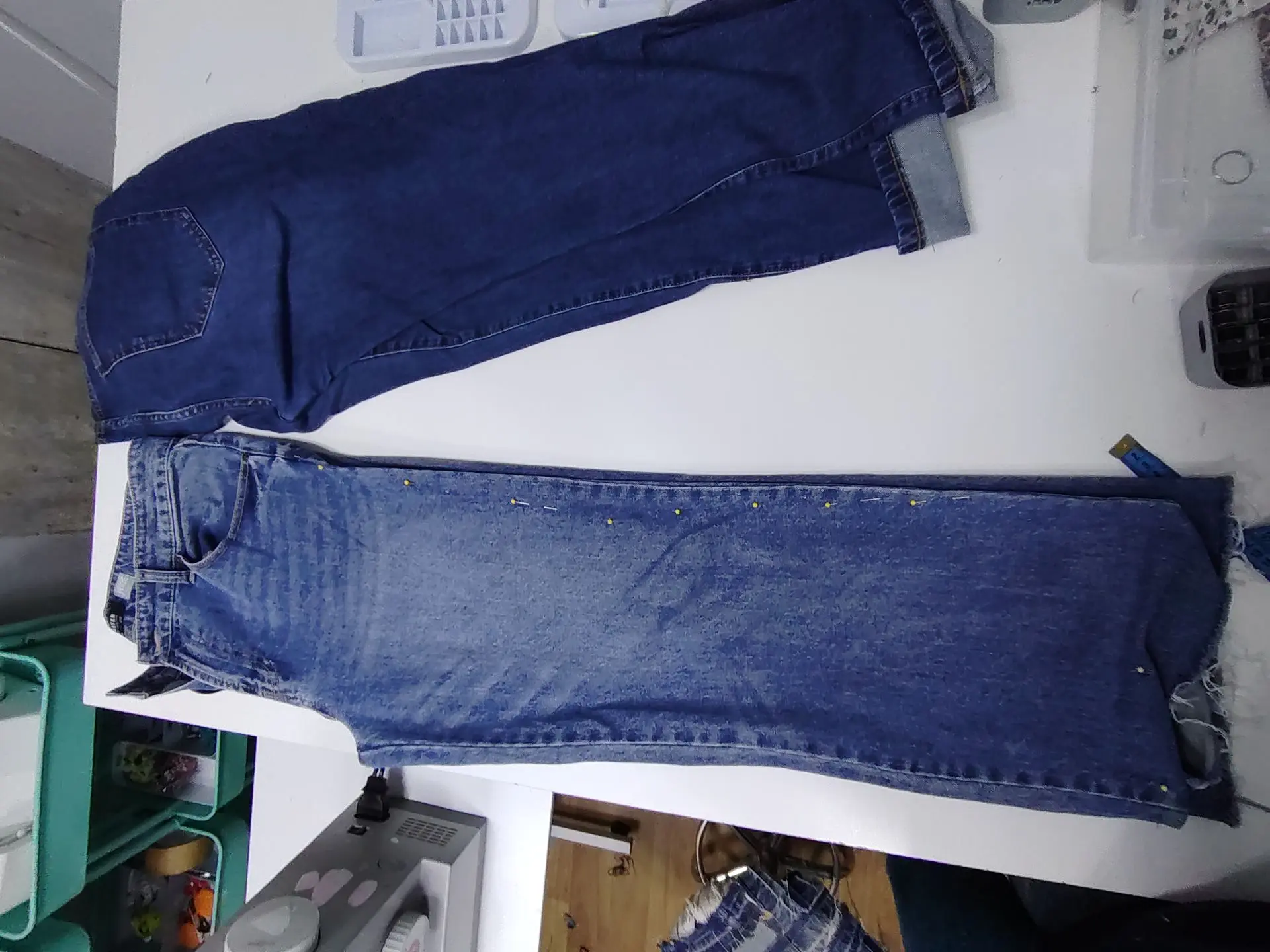 Marcado con alfileres para guía de ajuste en pantalón de mezclilla