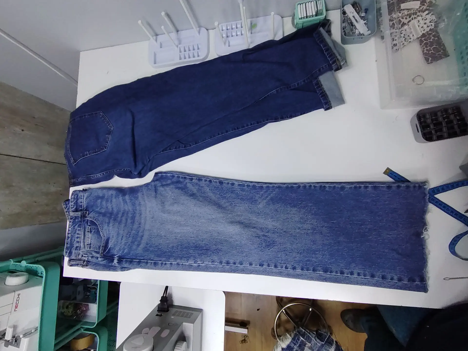 Pantalón original antes del ajuste - vista frontal en taller de costura