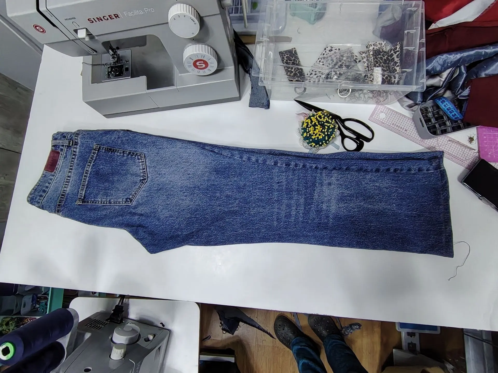 Resultado del ajuste - vista lateral del pantalón con calce perfecto