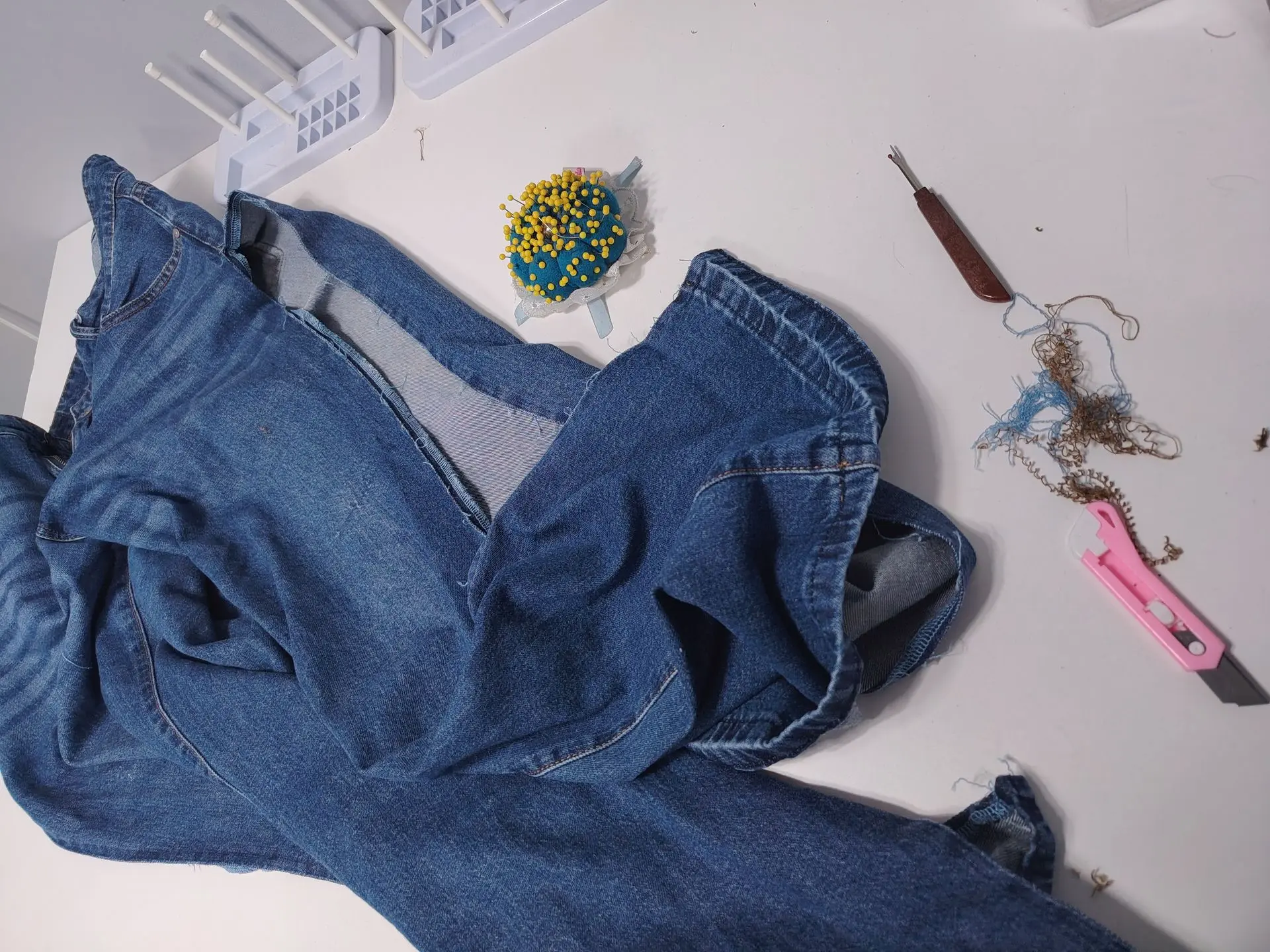 Descosido de costura lateral para preparar el ajuste del pantalón