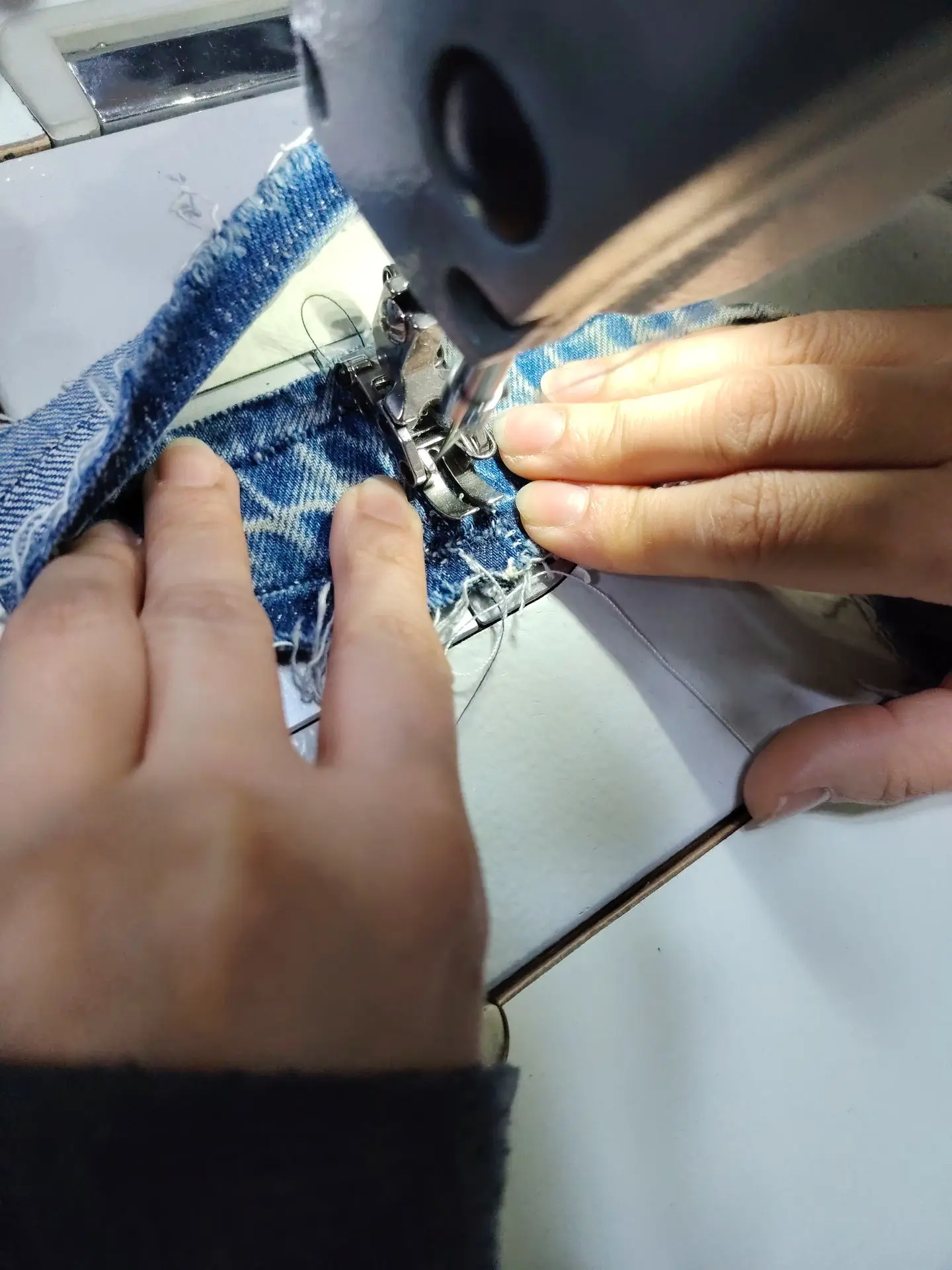 Empalme del dobladillo original al nuevo largo del pantalón en el taller