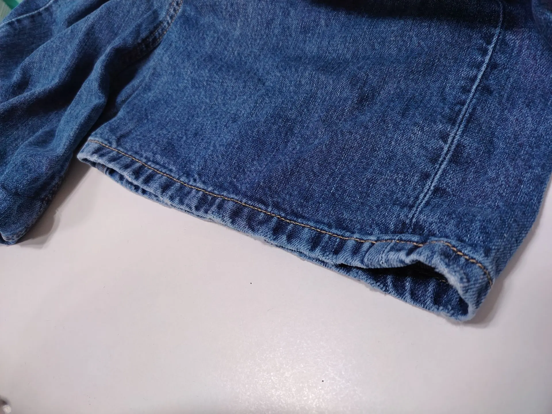 Jeans antes del dobladillo conservando original - vista frontal en taller de costura